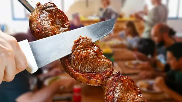 La churrasquería brasileña: fuego, brochetas y ritual a la mesa