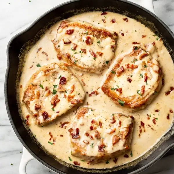Chuletas de cerdo cremosas con tocino