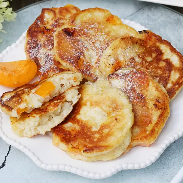 Yeast pancakes with apricots