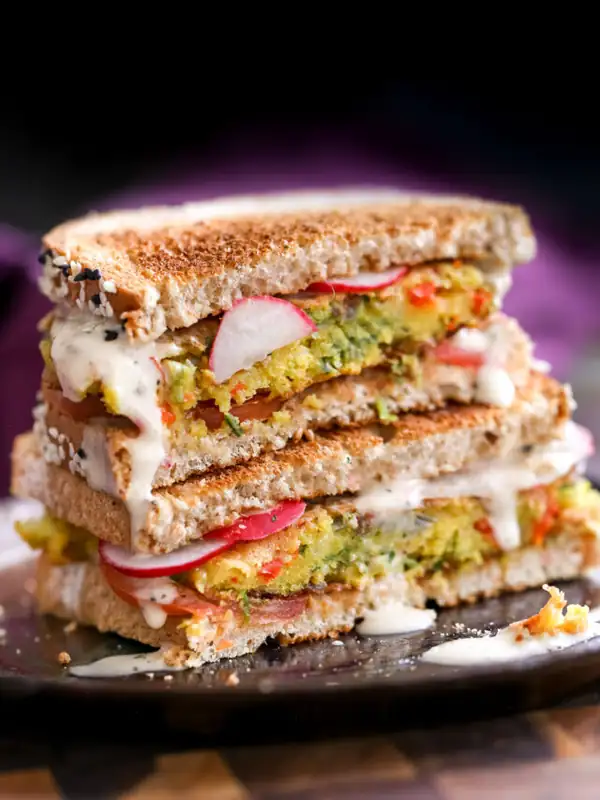 Tortitas vegetarianas saladas de harina de garbanzos y sándwich de desayuno