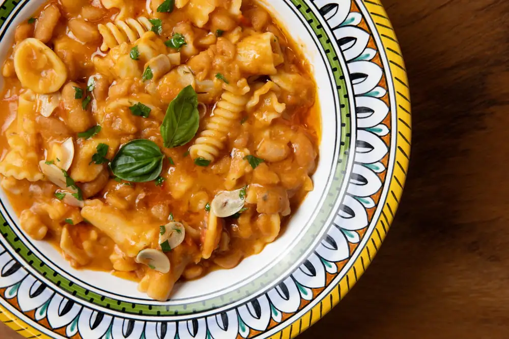 Apártense, cannellini. Esta pasta e fagioli tiene un frijol rebelde