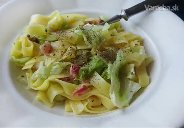 Fideos anchos con repollo y tocino de granja