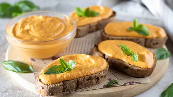 Want to peel peppers effortlessly and without water? Make this creamy pâté with robiola, perfect for your summer crostini!