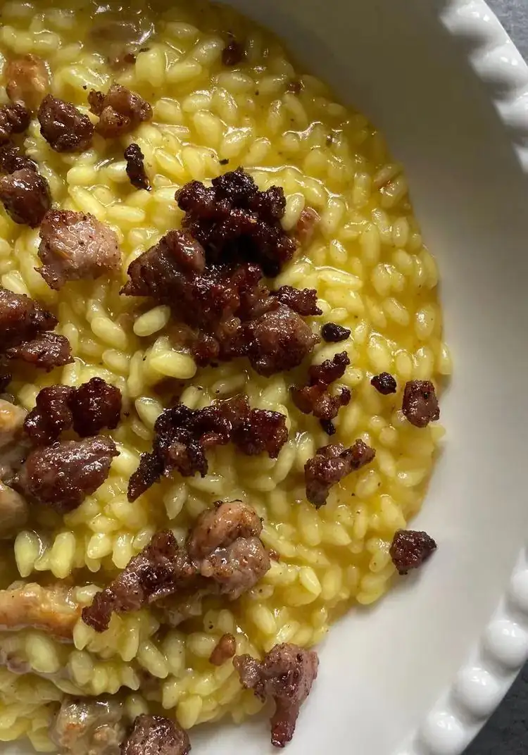 Yellow risotto with fresh sausage
