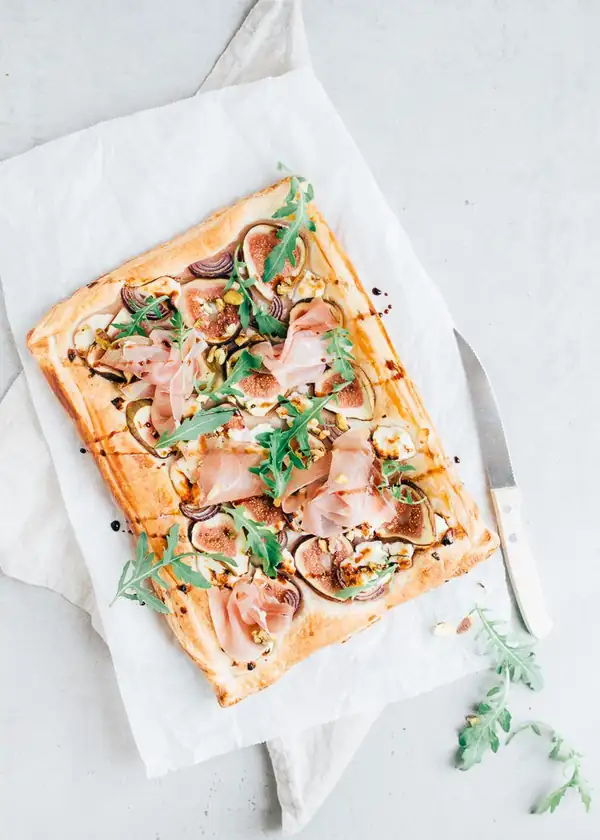 Sheet tart with figs and goat cheese