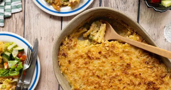 Cazuela vegana de macarrones con queso, guisantes y beicon