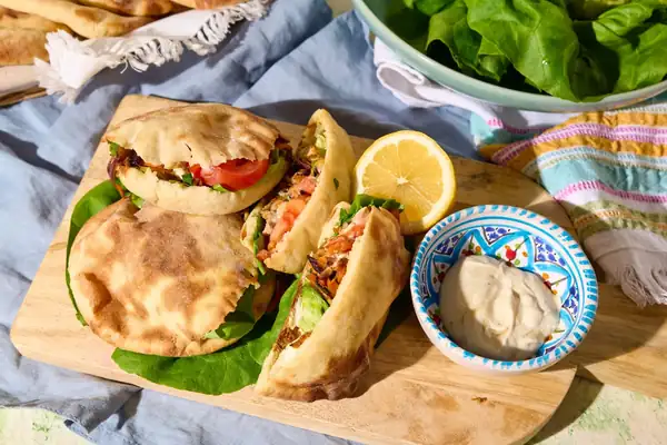 Sándwich de carne sobrante hecho con pan de pita casero