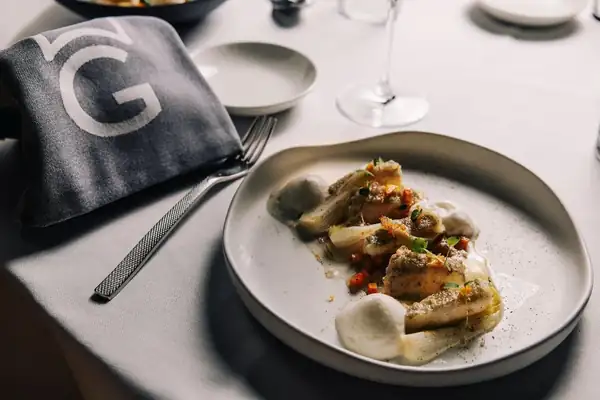Carrilleras de bacalao en escabeche con cebollas asadas