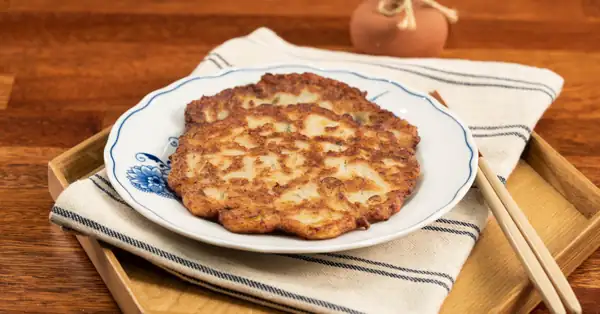 Baek Jong-won's Potato Pancake from Delicious Square, made with plenty of pork! It's like a Korean mung bean pancake♥