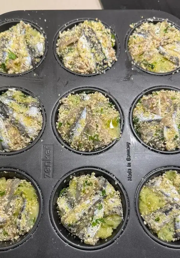 Potato and anchovy cakes with a stringy heart