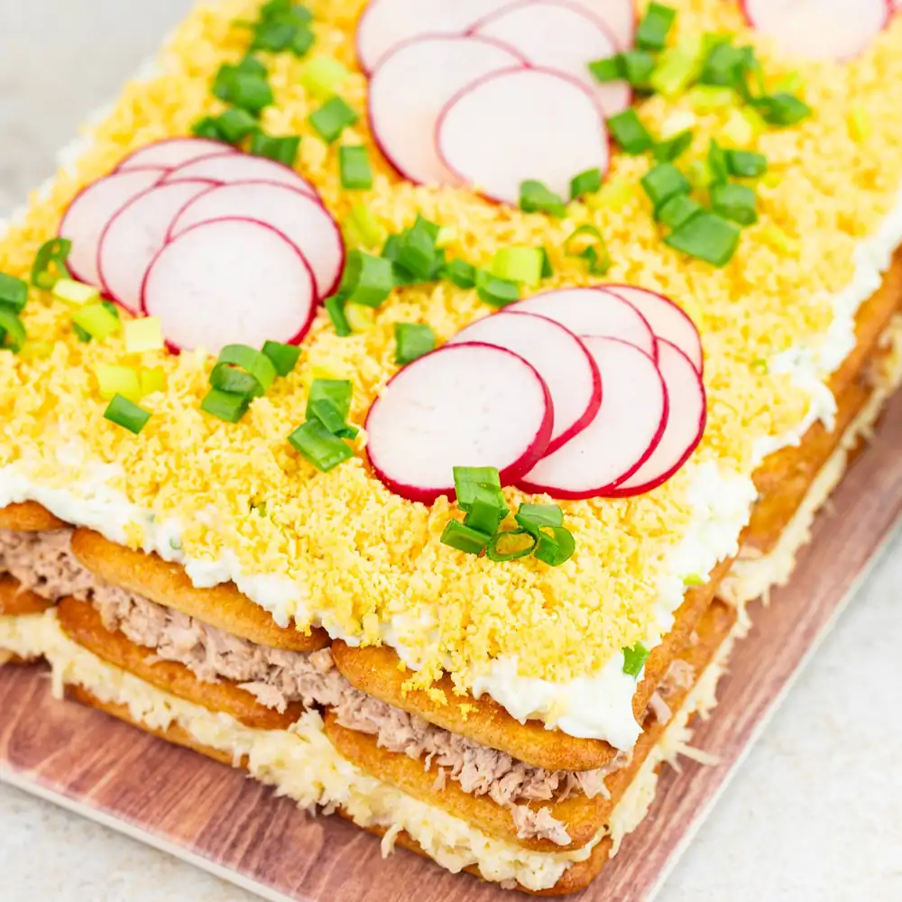 Ensalada sobre galletas saladas