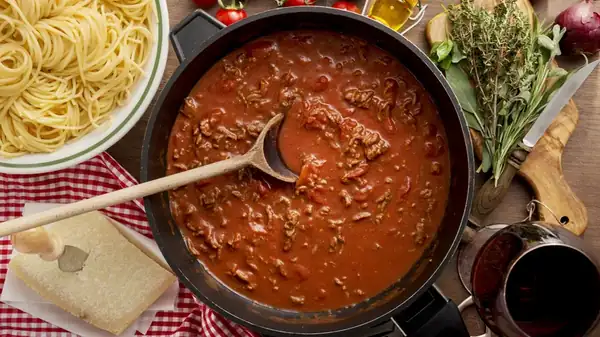 ¿Por qué una cuchara de madera es esencial para hacer salsas?