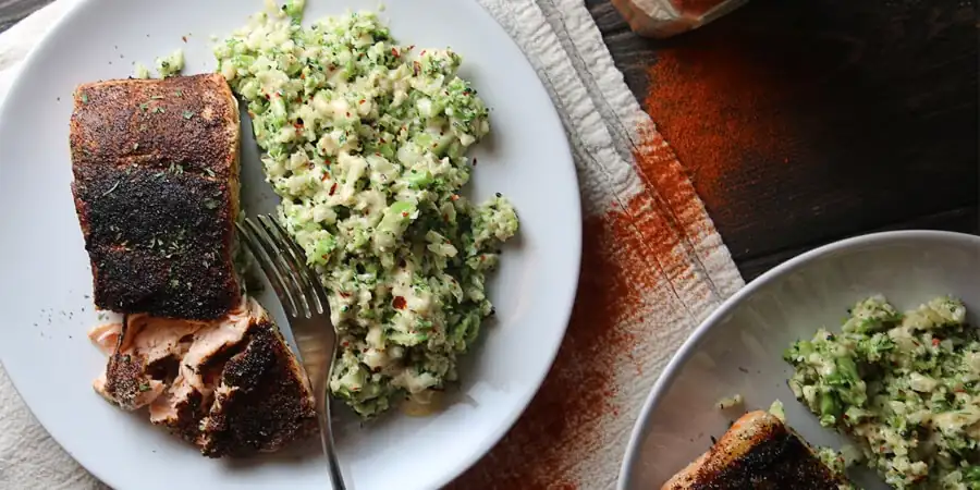 Salmón ennegrecido con piel crujiente y ensalada de col tibia