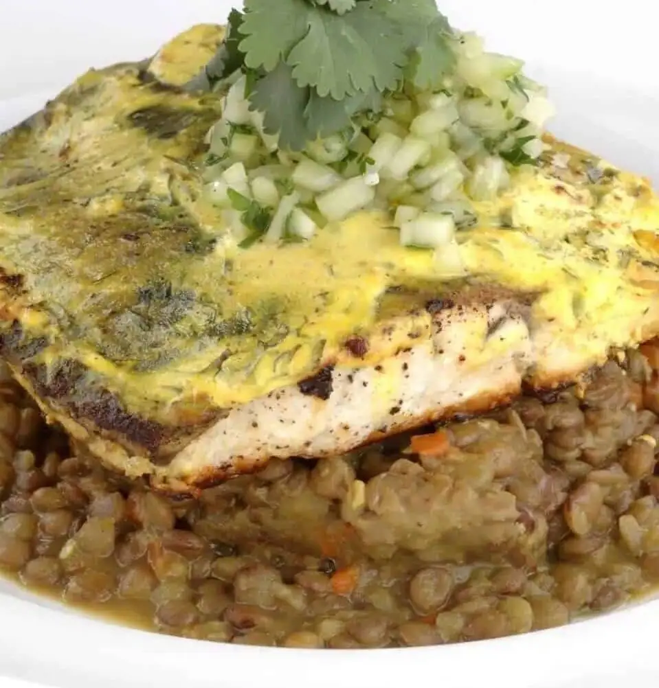 Barramundi con costra de limón, lentejas especiadas y salsa de pepino y menta