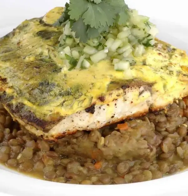 Barramundi con costra de limón, lentejas especiadas y salsa de pepino y menta