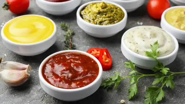 Una cuchara es la clave para diferenciar los condimentos de las salsas