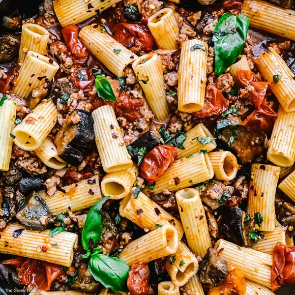 Esta deliciosa pasta con berenjenas asadas, tomates y salchicha griega dulce es perfecta para una cena entre semana.