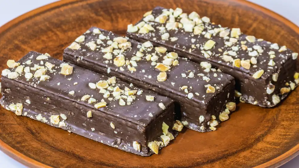 Barquillos de chocolate caseros con virutas de colores