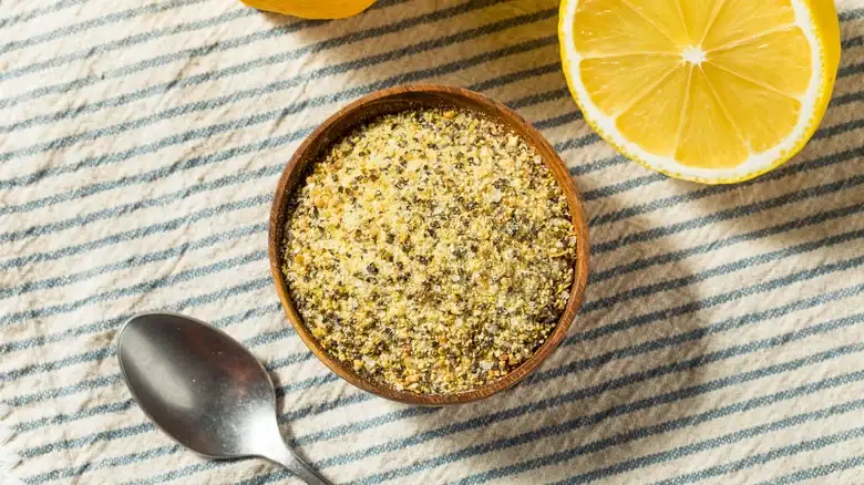 Para preparar un condimento casero de limón y pimienta, la ralladura fresca es imprescindible