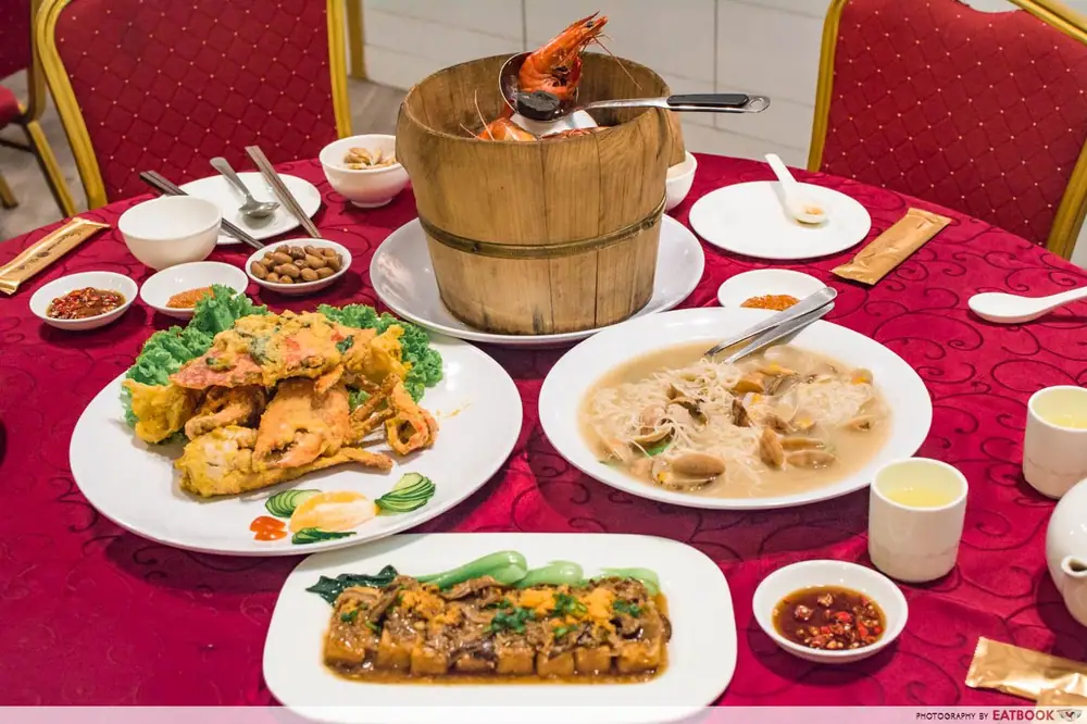 Reseña del restaurante de mariscos De'Beer: Plato de pollo flameado de aspecto extravagante en Clementi
