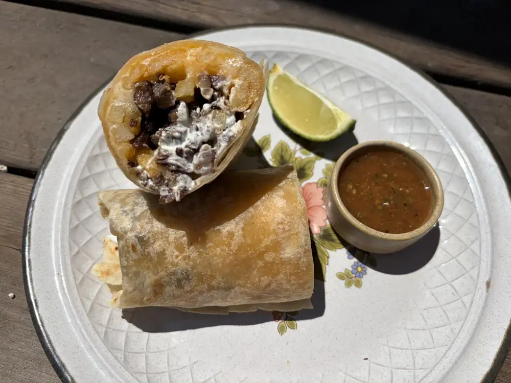 Un burrito californiano es bistec, papas fritas, queso y crema agria envueltos en una tortilla de harina.