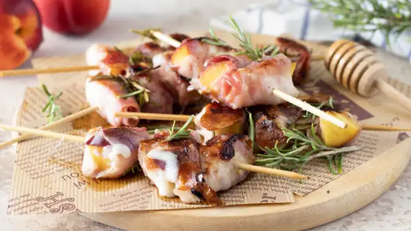 It seems like a risky combination, but anyone who tastes these skewers asks for more: the secret to a contrast that is truly addictive