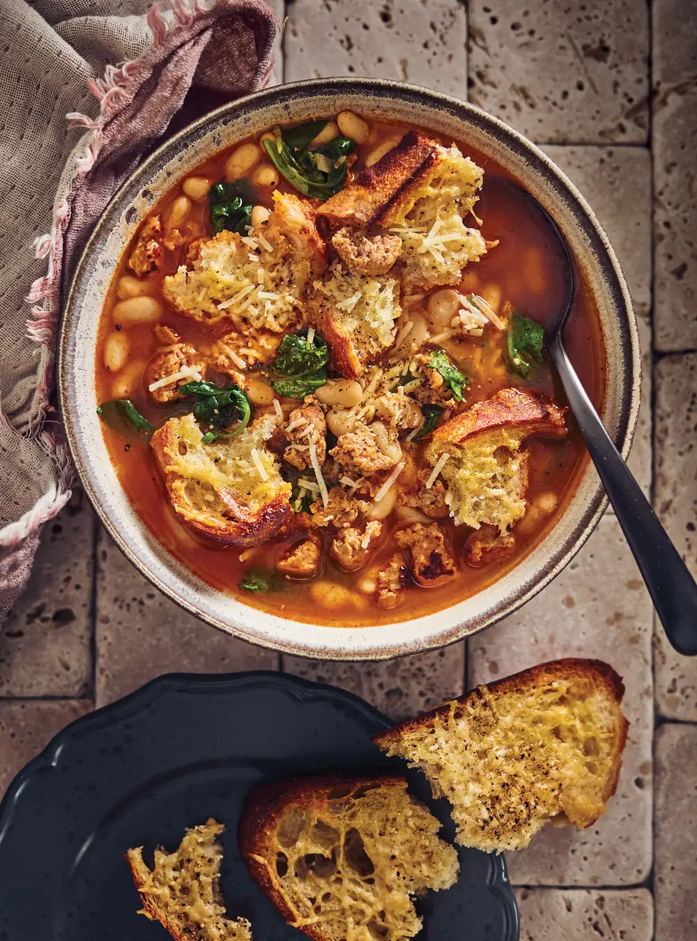 Sopa de salchicha y alubias blancas con picatostes de parmesano