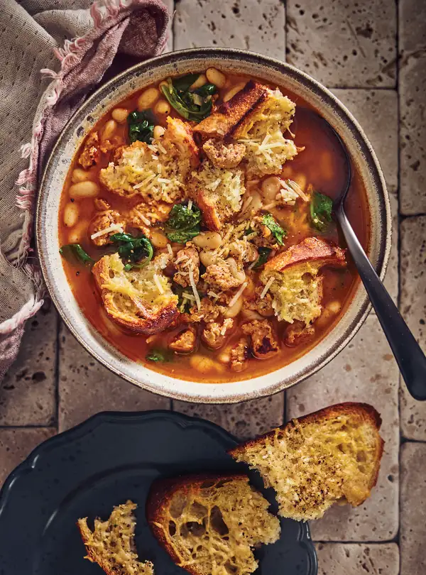 Sopa de salchicha y alubias blancas con picatostes de parmesano
