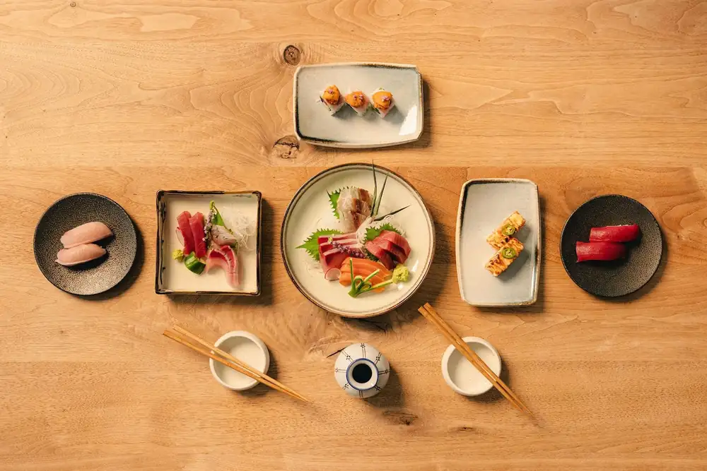Vancouver tendrá un bar de sushi giratorio donde se pagará por plato este invierno