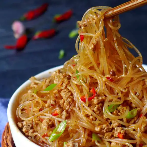 Spicy vermicelli stir-fry (蚂蚁上树)