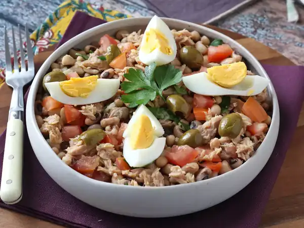 Portuguese salad of black-eyed peas with tuna, egg and olives