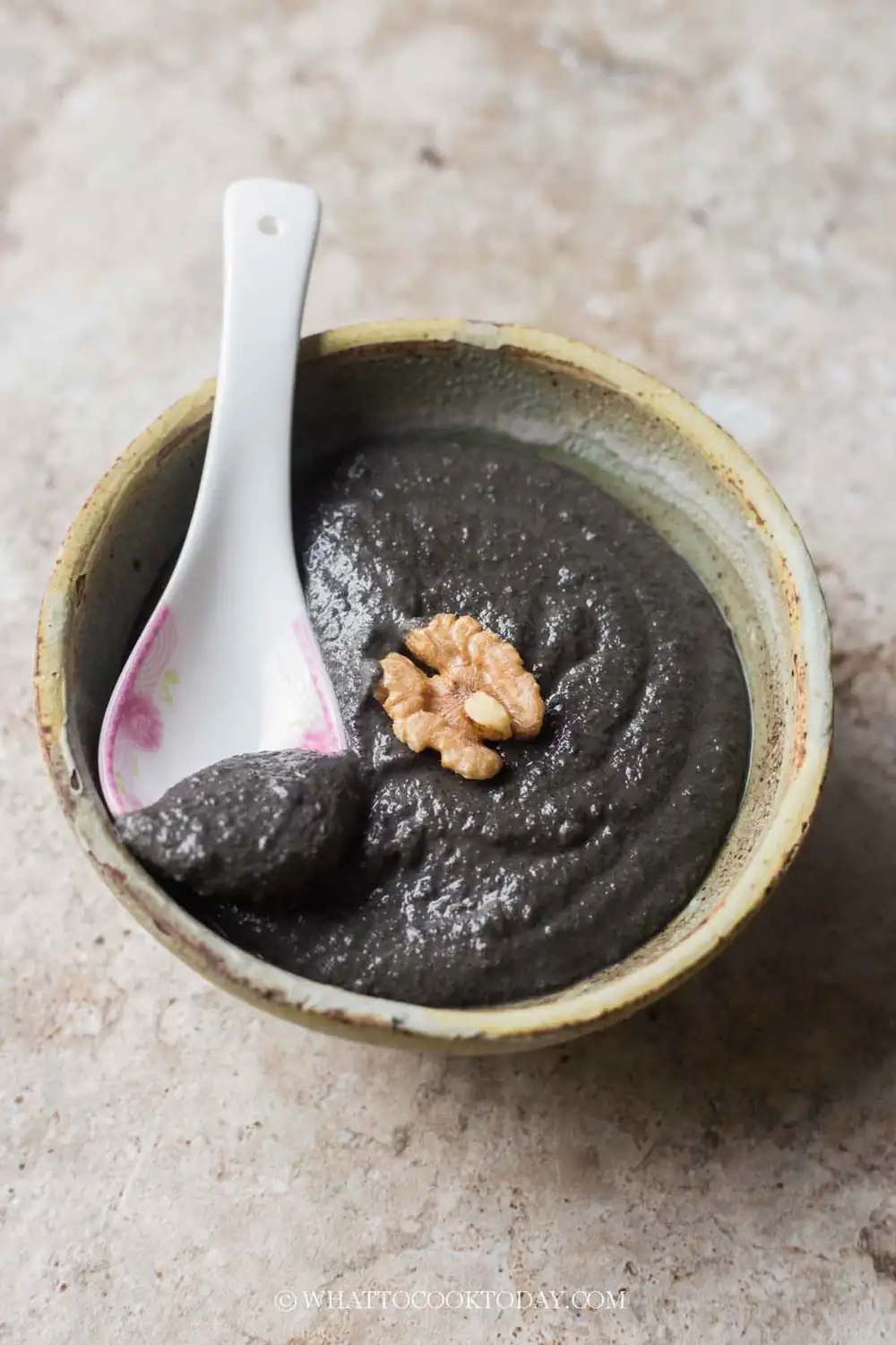 Sopa cremosa de postre de nueces y sésamo negro