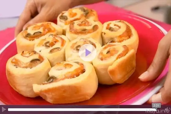 Video recipe for savory rose cake