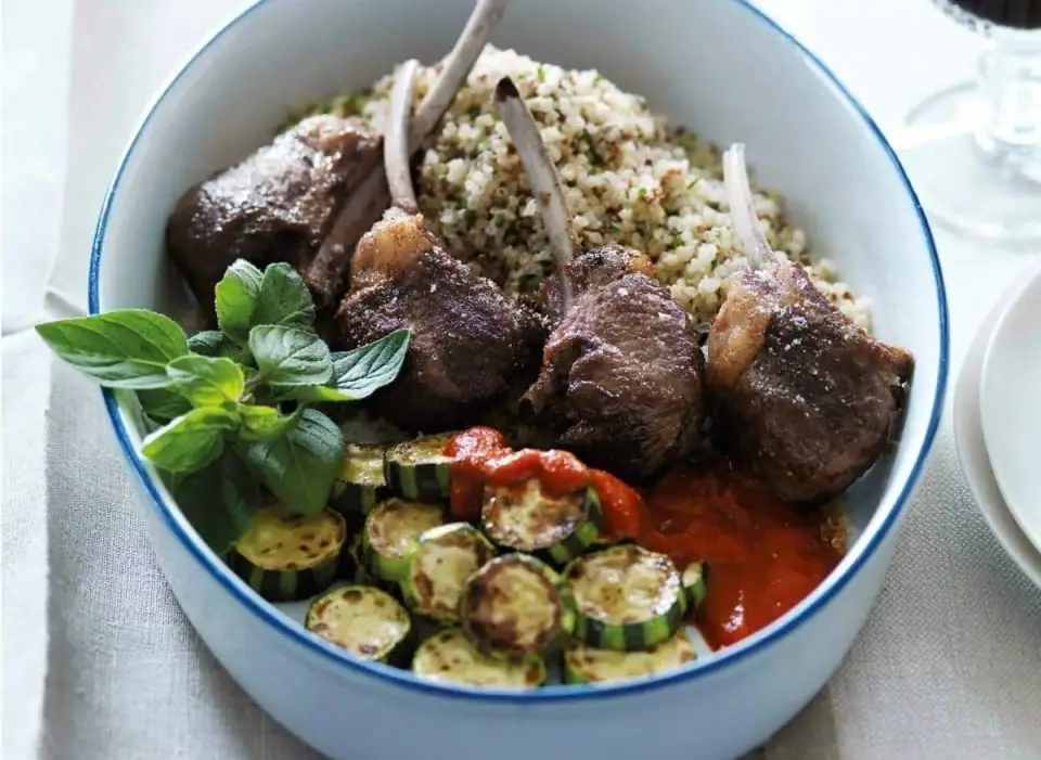 Chuletas de cordero con quinoa y salsa de pimiento rojo