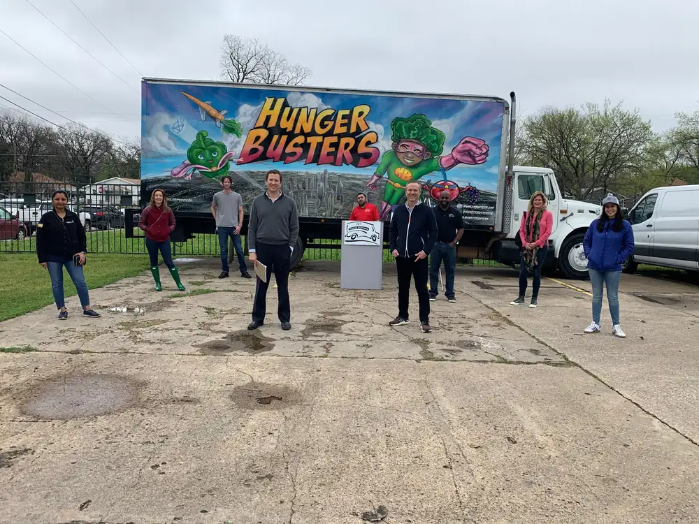 Una nueva iniciativa paga a los trabajadores de restaurantes de Dallas para ayudar a combatir el hambre