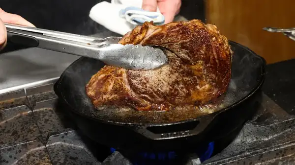 El filete de chuletón se mantiene jugoso con una corteza crujiente gracias a este consejo para darle la vuelta