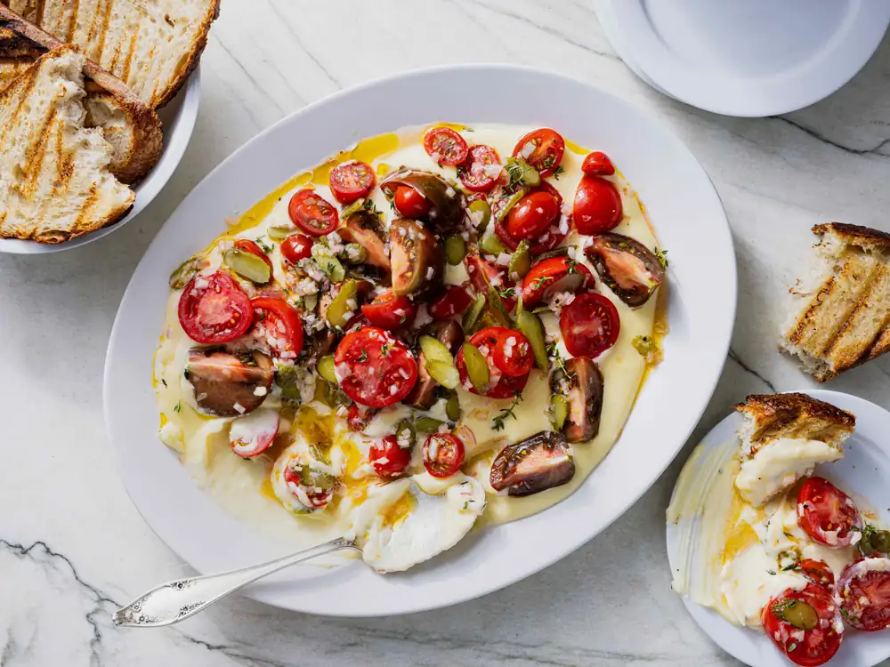 Tomates con salsa de fontina y aderezo de pepinillos