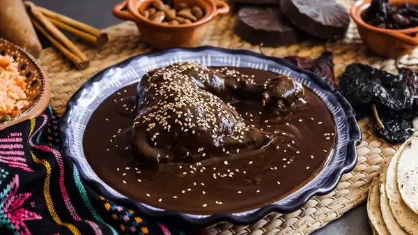 El chocolate en realidad no es el ingrediente principal de la salsa mole
