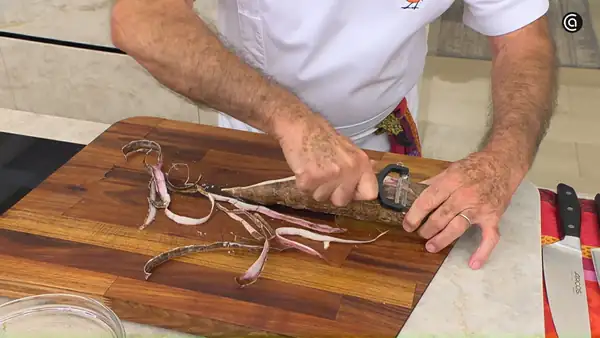 Learn how to peel cassava to include it in your recipes