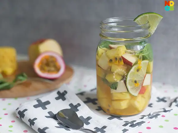 Receta de agua infusionada con frutas (piña, manzana, maracuyá, albahaca)