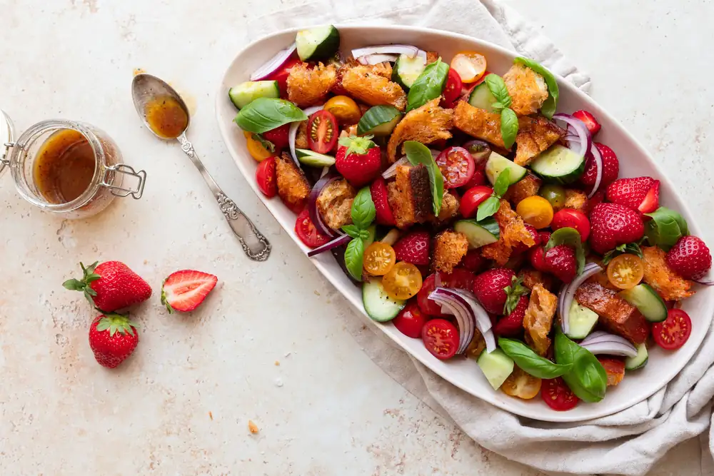 Panzanella with strawberries – Delicious bread salad with a fresh twist