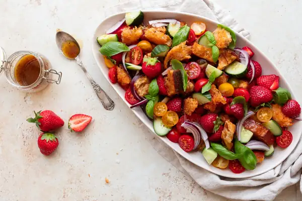 Panzanella with strawberries – Delicious bread salad with a fresh twist