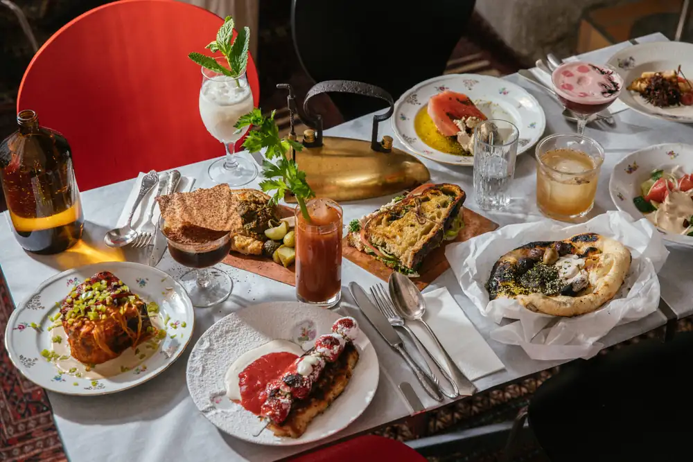 A small world in the middle of Budapest – Comfort food and international tunes from morning to night at Goli