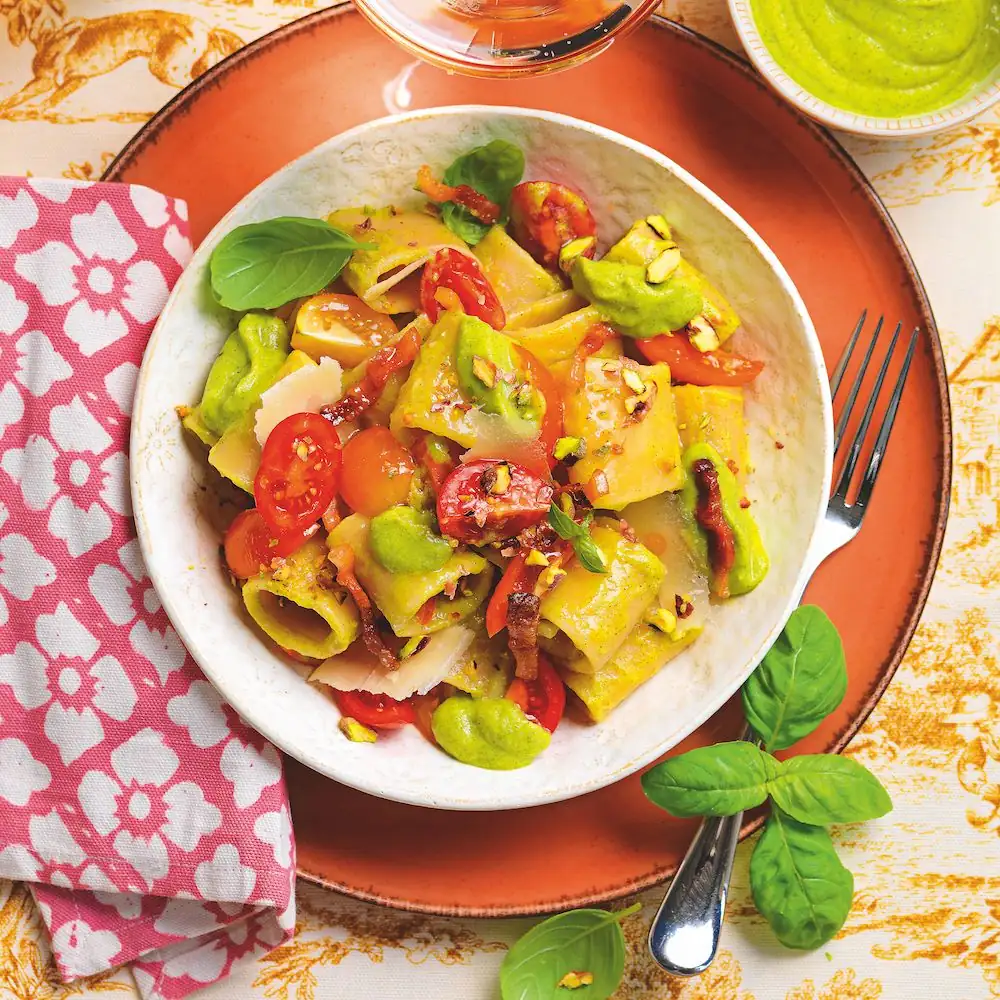 Pasta with bacon and cream of courgettes