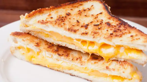 Prepara un sándwich de queso a la parrilla al estilo Disney World para una textura increíblemente pegajosa