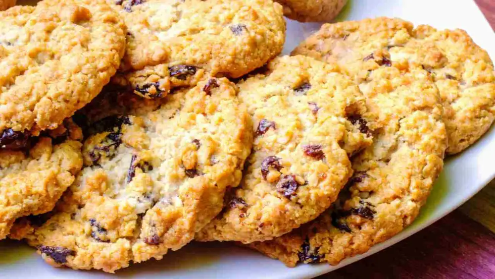 Crunchy, light, and irresistible biscuits: oats and banana will make this a healthy yet delicious snack!