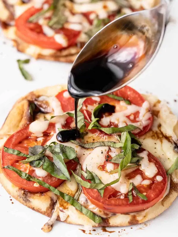 Easy Caprese Pizza