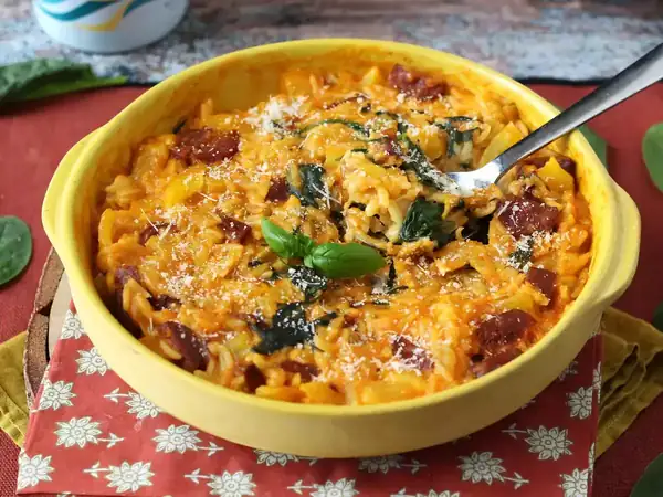 One-pot orzo with peppers, chorizo ​​and spinach