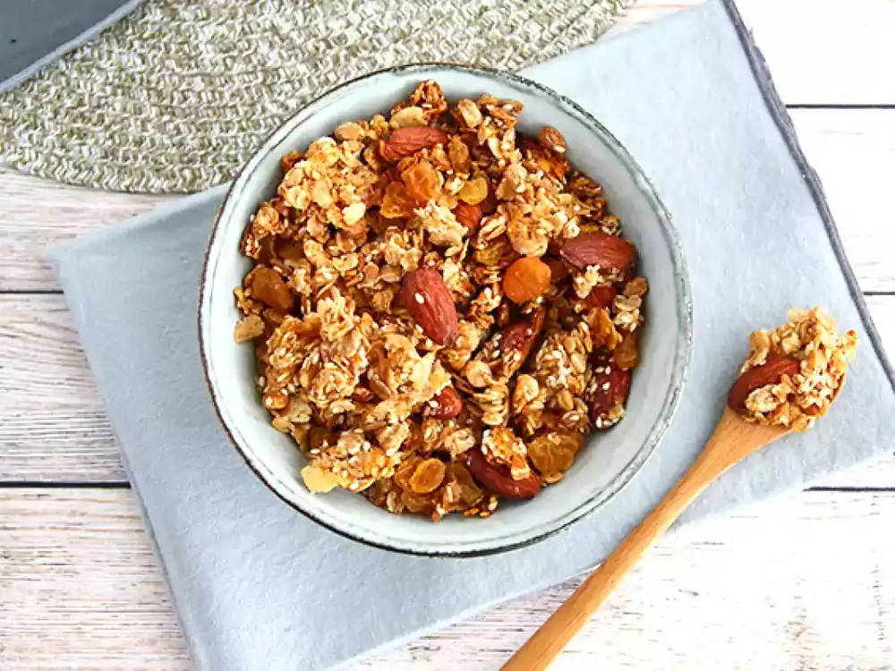 Homemade muesli recipe with oats and nuts