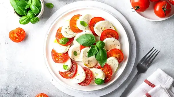 El principal error que debes evitar al preparar ensaladas Caprese este verano